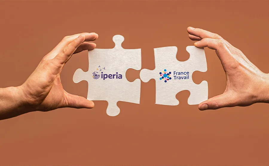 Illustration of the partnership between IPERIA and France Travail, symbolised by two interlocking puzzle pieces, representing cooperation in support of employment and skills development in the home care and domestic employment sector