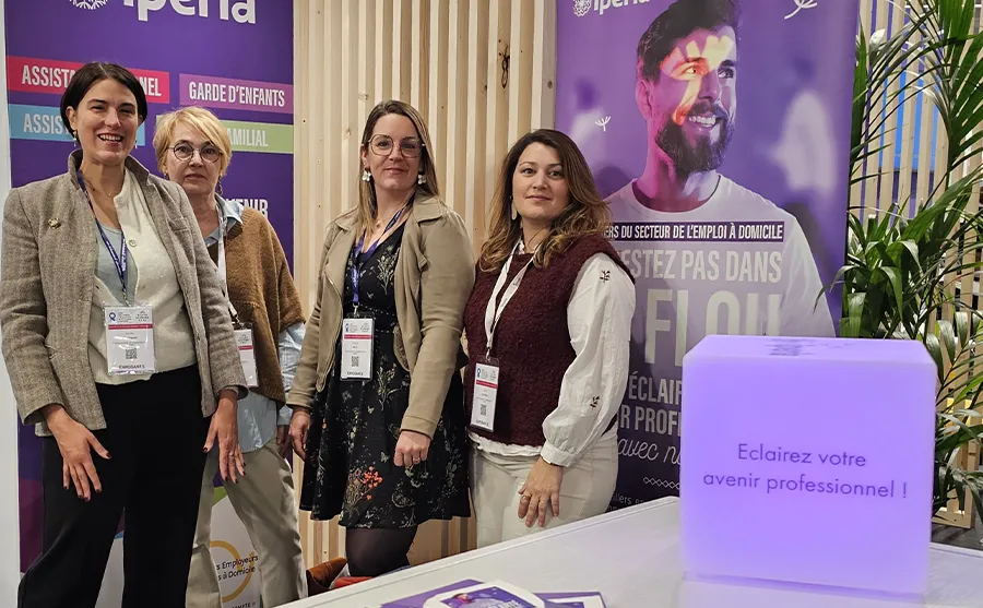 IPERIA advisors presenting domestic employment careers at the SAPED trade fair booth